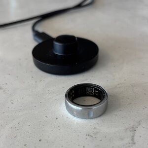 Oura Gen3 Horizon Silver Ring, Size 7 (Includes Charger and Cable)